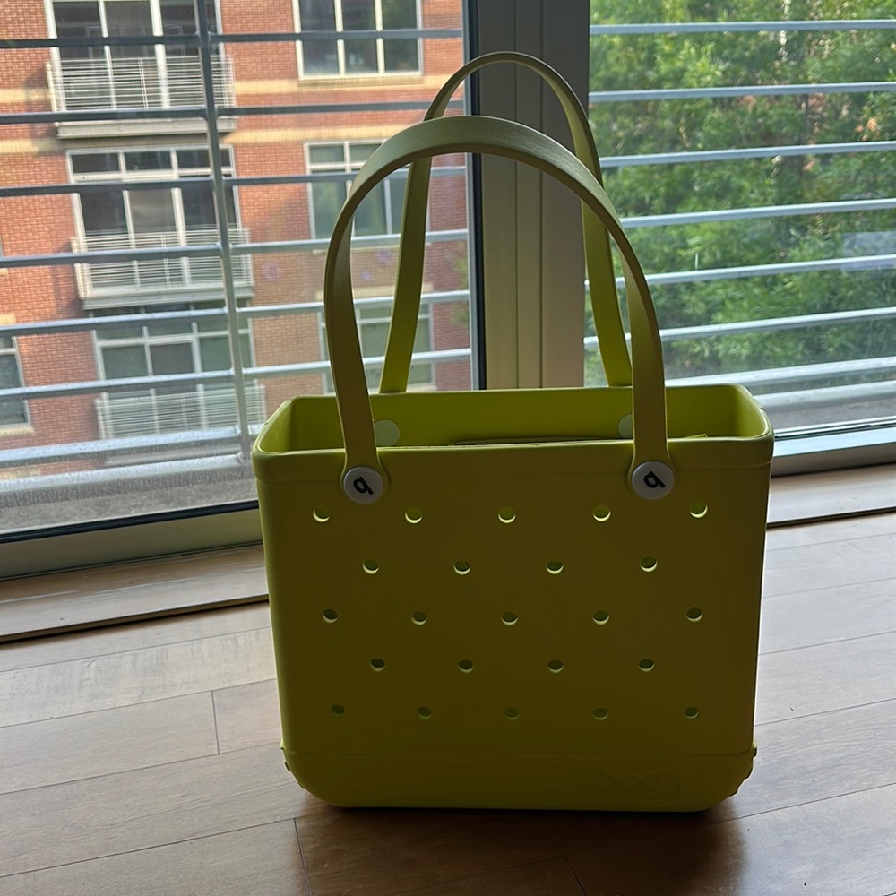 Bogg bag in green apple and medium sized